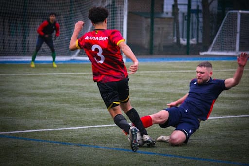 dynamisches-fussball-tackle-auf-dem-aussenfeld
