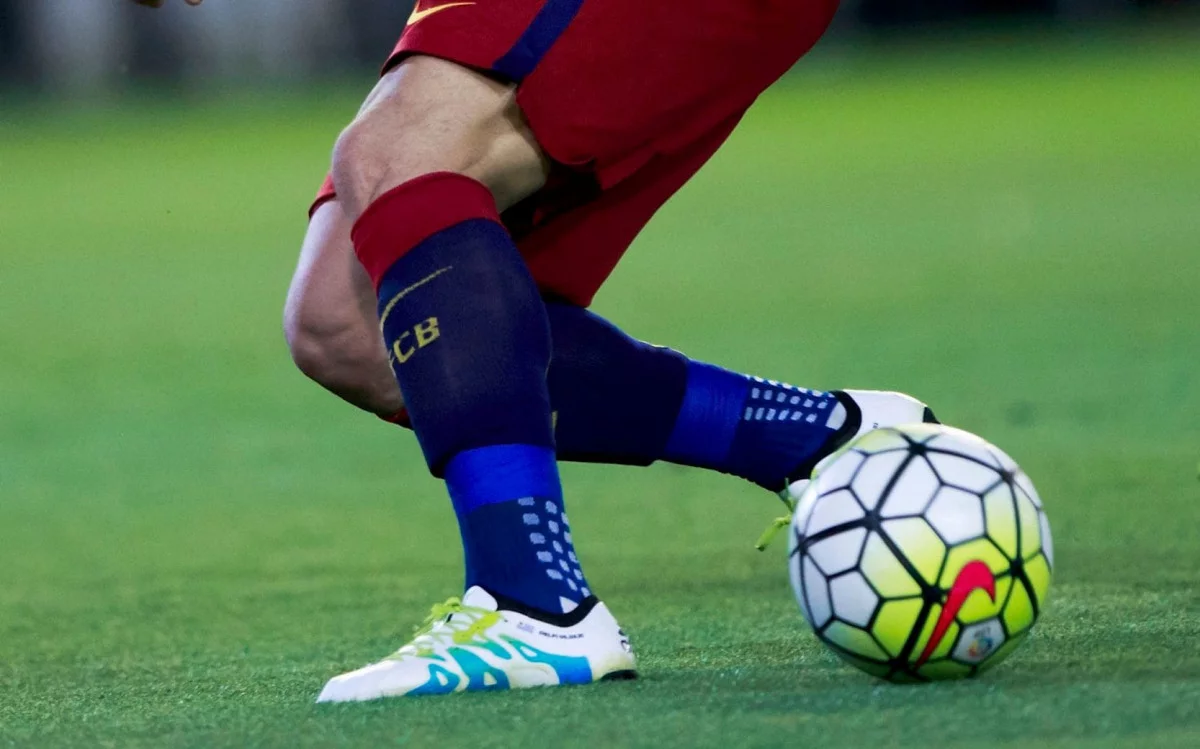Lot De 4 Chaussettes Football Mi-Mollet Enfants – 2 Paires Noir/Rouge, Taille Unique 5-12 Ans, Antidérapantes Et Respirantes Avec Maintien Protège-Tibias