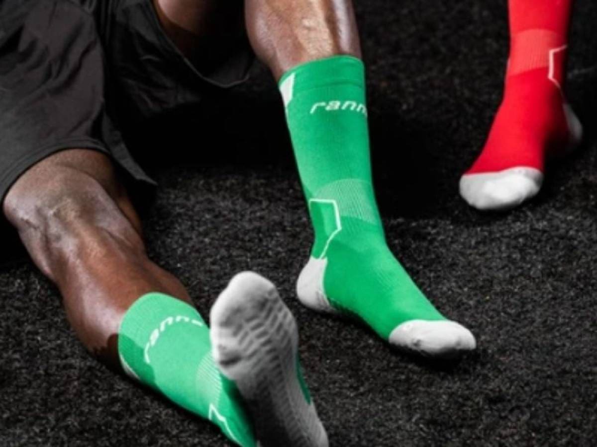 Joueur de football ajustant ses chaussettes pour maximiser son confort et ses performances