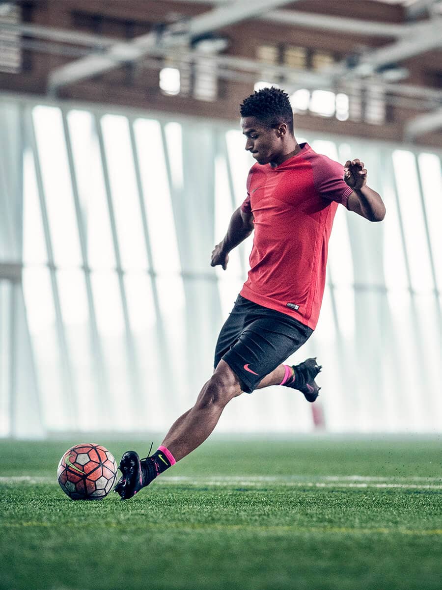 Joueur en pleine action sur un terrain de futsal avec des chaussures adaptées