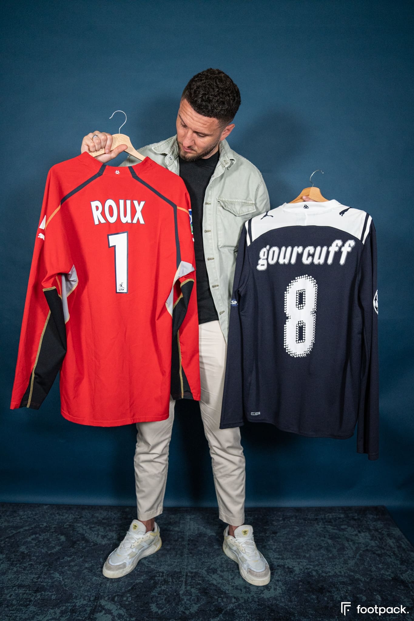Présentation d’une box maillot mystère football Boxingdays posée avec un maillot déplié