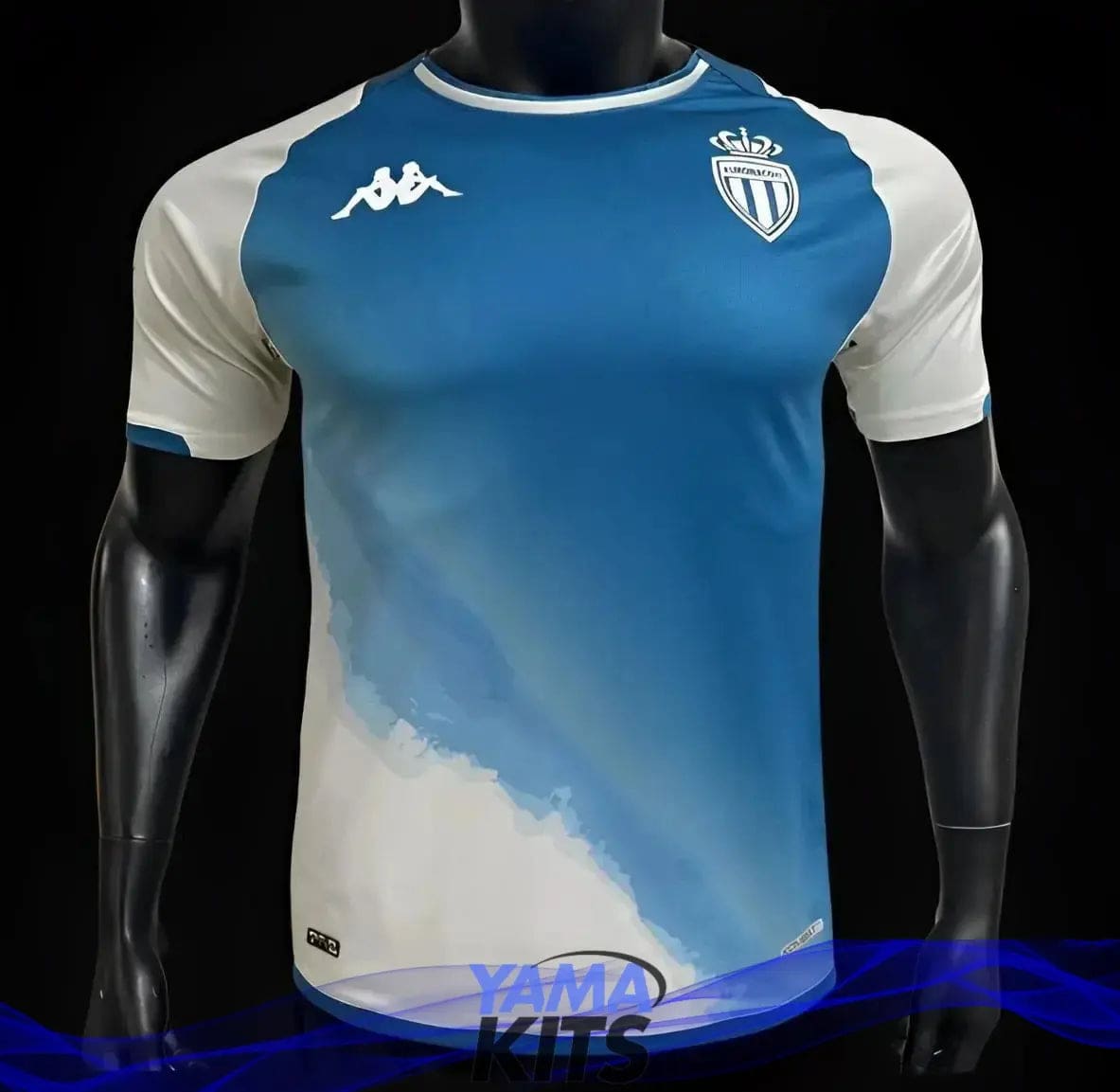 Maillots Yama Foot 2024 exposés sur présentoir - design moderne et coloré