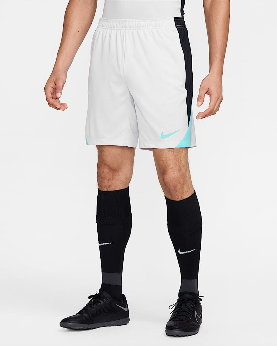 Short de foot Nike Dri-FIT Strike pour homme, idéal pour joueurs confirmés